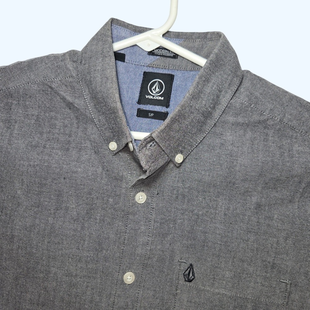 Volcom Mens Gray Short Sleeve Button Down Shirt Modern Fit Small Stone Logo